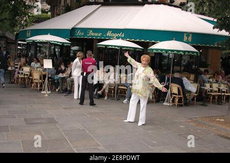 EXCLUSIVE. US actress Jeanne Cooper from 'The Young and The Restless' (Les Feux de l'Amour) poses in the streets of Saint-Germain-des-Pres in Paris, France, July 5, 2005. Photo by Denis Guignebourg/ABACAPRESS.COM Stock Photo