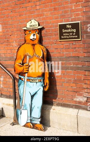 Smokey the Bear prohibits smoking outside the US Department of Agriculture Forest Service headquarters in Washington, DC, USA. Stock Photo