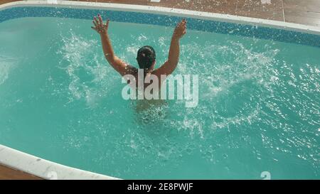 Mulher relaxando na piscina no verão Stock Photo