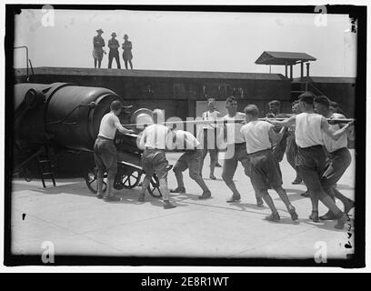 MILITARY TRAINING. LOADING BIG GUN Stock Photo