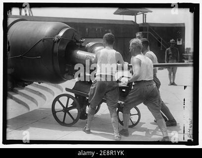 MILITARY TRAINING. LOADING BIG GUN Stock Photo