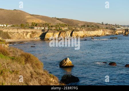 Pismo Beach cliffs and silhouettes of hotels overlooking the water's ege. Pismo Beach, a vintage coastal city in San Luis Obispo County, Stock Photo