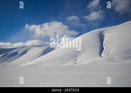 Winter wonderland: view of Pian Grande covered by snow on winter day of sun in Umbria Stock Photo