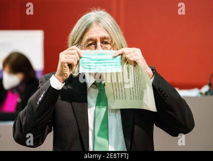 Mainz, Germany. 28th Jan, 2021. Bernhard Braun, parliamentary party leader of Bündnis 90/Die Grünen in Rhineland-Palatinate, puts on a mouth-nose protection. Credit: Andreas Arnold/dpa/Alamy Live News Stock Photo