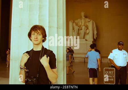 Lincoln Memorial in Washington DC USA statue famous inside security guard Policeman cap respect quit please sitting sculpture sit seated pillar sign Stock Photo