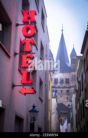 the lane Auf dem Rothenberg in the old part of the town, view to the church Gross St. Martin, hotel neon sign, Cologne, Germany.  die Gasse Auf dem Ro Stock Photo