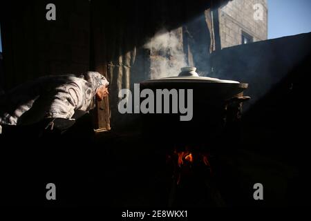 The Gaza Strip, The Gaza Strip, Palestine. 1st Feb, 2021. Palestinians make food and distribute it on poor kids at the Gaza Strip Credit: Hassan Jedi/Quds Net News/ZUMA Wire/Alamy Live News Stock Photo