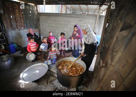 The Gaza Strip, The Gaza Strip, Palestine. 1st Feb, 2021. Palestinians make food and distribute it on poor kids at the Gaza Strip Credit: Hassan Jedi/Quds Net News/ZUMA Wire/Alamy Live News Stock Photo