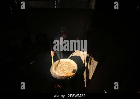 The Gaza Strip, The Gaza Strip, Palestine. 1st Feb, 2021. Palestinians make food and distribute it on poor kids at the Gaza Strip Credit: Hassan Jedi/Quds Net News/ZUMA Wire/Alamy Live News Stock Photo