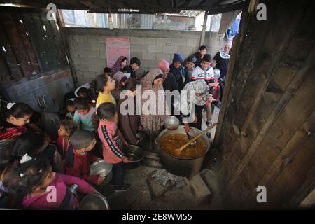 The Gaza Strip, The Gaza Strip, Palestine. 1st Feb, 2021. Palestinians make food and distribute it on poor kids at the Gaza Strip Credit: Hassan Jedi/Quds Net News/ZUMA Wire/Alamy Live News Stock Photo