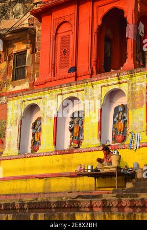 https://l450v.alamy.com/450v/2e8x2bh/tea-vendor-ghats-varanasi-india-2e8x2bh.jpg