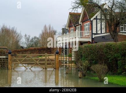 Lower Shiplake, Oxfordshire, UK - 1st February, 2021. The flooded front garden of a property next to the River Thames in Lower Shiplake. A Flood Warning is in place for Shiplake and Lower Shiplake. Property flooding is expected as river levels continue to rise on the River Thames. Further rainfall is forecast for the week ahead. Credit: Maureen McLean/Alamy Live News Stock Photo