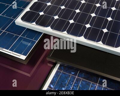 Verschiedene Solarmodule im Fotostudio fotografiert | Various solar modules photographed in the photo studio