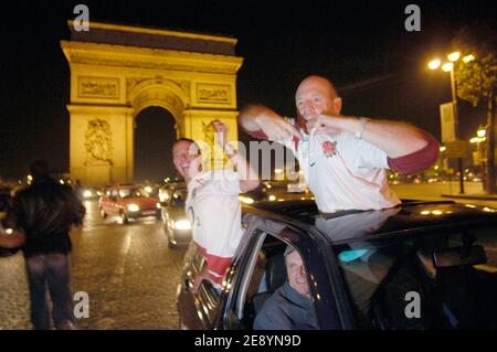 English supporters celebrate England's victory over France 14-9 on the IRB Rugby World Cup 2007, Semi-Final on October 13, 2007 on the Champs-Elysees Avenue in Paris, France. Photo by Jules Motte/Cameleon/ABACAPRESS.COM Stock Photo