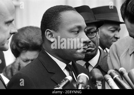 Martin Luther King, Jr., at Microphones, after meeting with President Lyndon Johnson to discuss Civil Rights, at White House, Washington, D.C. USA, Warren K. Leffler, December 3, 1963 Stock Photo