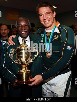 John Smit of South Africa poses with South African President Thabo Mbeki in the dressing room at the end of the 2007 Rugby World Cup Final between England and South Africa at the Stade de France on October 20, 2007 in Saint-Denis, near Paris France. Photo by David Rogers/Pool/Cameleon/ABACAPRESS.COM Local Caption John Smit; Thabo Mbeki Stock Photo