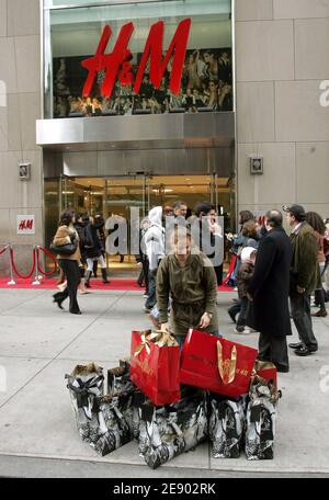 A shopper with her purchases stands outside, during the Roberto Cavalli at H&M collection launch, held at the H&M megastore on 5th Avenue in New York City, NY, USA on November 8, 2007. Photo by Cau-Guerin/ABACAPRESS.COM Stock Photo