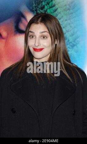 U eshakka sikilganida yiglaydi