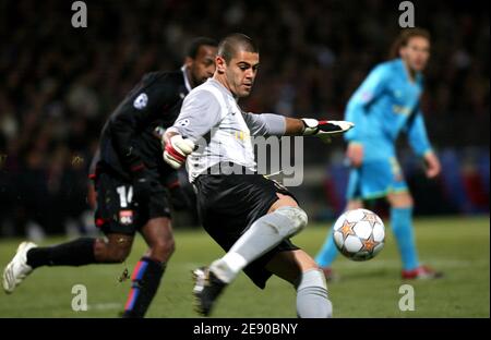 Barcelona's goalkeeper Victor Valdes during the UEFA Champions League, Group E, Olympique Lyonnais vs FC Barcelona at the 'Stade de Gerland' in Lyon, France, on November 27, 2007. The match ended in a draw 2-2. Photo by Gouhier-Taamallah/Cameleon/ABACAPRESS.COM Stock Photo