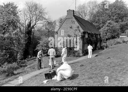 ASHRIDGE - ENGLAND 88. Police investigate the cottage of Mrs Joan Macan a widow, who was found battered to death on the garden path at her cottage in Stock Photo
