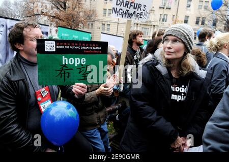 https://l450v.alamy.com/450v/2e90gmr/us-actress-mia-farrow-protests-in-front-of-the-chinese-embassy-during-a-march-sponsored-by-the-save-darfur-coalition-to-mark-international-human-rights-day-with-a-dream-for-darfur-torch-relay-through-the-streets-of-washington-dc-usa-on-december-10-2007-the-march-strives-to-remind-china-of-its-responsabilities-in-the-darfur-region-as-it-prepares-to-host-the-2008-olympics-photo-by-olivier-douliery-abacapresscom-2e90gmr.jpg
