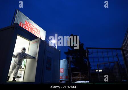 Dresden, Germany. 02nd Feb, 2021. An employee of the company CoviMedical UG waits in the morning at the Corona Test Center behind the Hygiene Museum for people who want to be tested for the coronavirus. Credit: Robert Michael/dpa-Zentralbild/dpa/Alamy Live News Stock Photo