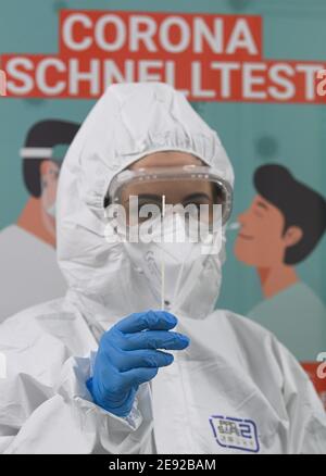 Dresden, Germany. 02nd Feb, 2021. An employee of the company CoviMedical UG prepares a rapid test for the coronavirus in the morning at the Corona Test Centre behind the Hygiene Museum. Credit: Robert Michael/dpa-Zentralbild/dpa/Alamy Live News Stock Photo