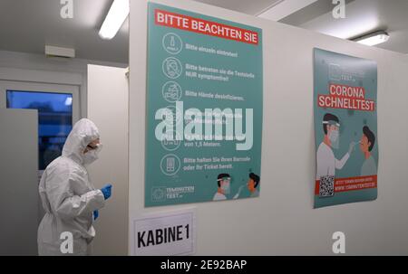 Dresden, Germany. 02nd Feb, 2021. An employee of the company CoviMedical UG goes into a booth at the Corona Test Center behind the Hygiene Museum in the morning for a rapid test for the coronavirus. Credit: Robert Michael/dpa-Zentralbild/dpa/Alamy Live News Stock Photo