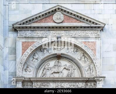 Architectural decorative elements dating back to the Middle Ages on the facade of the Cathedral of Santa Maria Assunta.Como, Lombardy, Italy Stock Photo