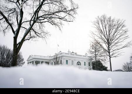 Washington, DC, USA. 2nd Feb, 2021. Snow falls outside the White House in Washington, DC, U.S., on Tuesday, February 2, 2021. Credit: Al Drago/Pool via CNP | usage worldwide Credit: dpa/Alamy Live News Stock Photo