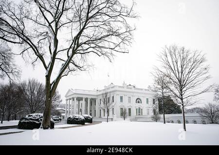 Washington, DC, USA. 2nd Feb, 2021. Snow falls outside the White House in Washington, DC, U.S., on Tuesday, February 2, 2021. Credit: Al Drago/Pool via CNP | usage worldwide Credit: dpa/Alamy Live News Stock Photo