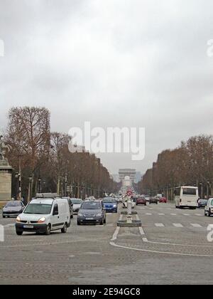 Paris les Champs Elysées et l'Arc de Triomphe