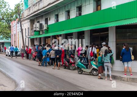 Cuban people lining-up at El Rapido Dona Neli in order to buy food products Stock Photo