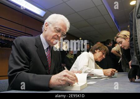 Former Socialist Prime Minister, Lionel Jospin, signs copies of his new book and holds a press conference in Marseille, Southern France, on February 2, 2006. Photo by Gerald Holubowicz/ABACAPRESS.COM Stock Photo