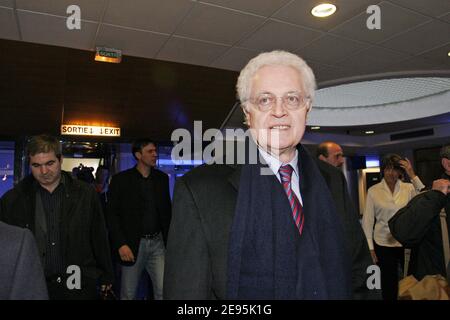 Former Socialist Prime Minister, Lionel Jospin, signs copies of his new book and holds a press conference in Marseille, Southern France, on February 2, 2006. Photo by Gerald Holubowicz/ABACAPRESS.COM Stock Photo