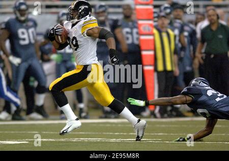 Pittsburgh Steelers Willie Parker runs against the New Orleans Saints at  Heinz Field in Pittsburgh, Pennsylvania on November 12, 2006. Parker ran  for 213 yards and two touchdowns in the Steelers 38-31