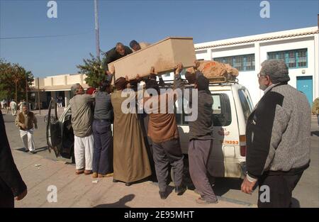 Family members wait for the bodies of their relatives and put them in a coffin in front of Urgadha hospital, Egypt on February 6, 2006. Photo by Axelle de Russe/ABACAPRESS.COM Stock Photo