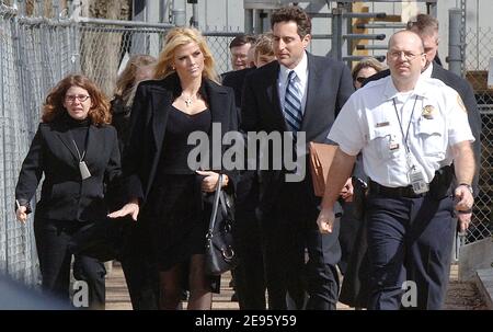 Former Playboy playmate Anna Nicole Smith arrives at the U.S. Supreme Court with her attorney, Howard Stern February 28, 2006 in Washington DC. Smith is involved in a legal case before the court regarding the estate of her late husband, Texas oilman J. Howard Marshall II. Photo by Olivier Douliery/ABACAPRESS.COM Stock Photo