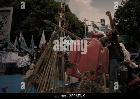 Through oration and theatrical performances, fishermen and families expressing their disagreement with Indonesian government's plan to increase the retail prices of subsidized fuels. Central Jakarta, Jakarta, Indonesia.  Archival photo (2008). Stock Photo