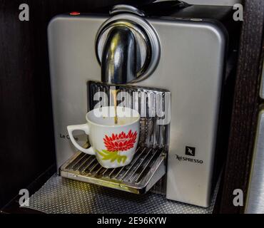 Nespresso le cube hi-res stock photography and images Alamy