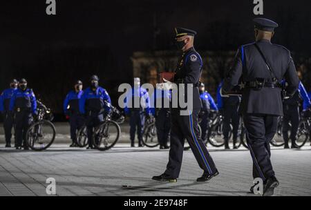 Washington, United States. 02nd Feb, 2021. U.S. Capitol Police carry the remains of Officer Brian Sicknick up the steps of the U.S. Capitol on February 02, 2021 in Washington, DC, USA. Sicknick died as a result of injuries sustained during the January 6 attack on the Capitol Building. Sicknic's remains will lie in honor through tomorrow, and then be buried at Arlington National Cemetery. Photo by Tasos Katopodis/Pool/ABACAPRESS.COM Credit: Abaca Press/Alamy Live News Stock Photo