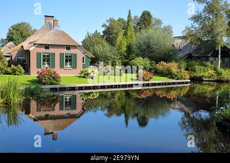 DWARSGRACHT, NETHERLANDS - SEPTEMBER 14, 2020: Dwarsgracht, a picturesque village in the countryside near Giethoorn, with reflections of houses Stock Photo