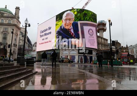 London, UK. 3rd Feb, 2021. Photo taken on Feb. 3, 2021 shows a display of tribute to the late Captain Sir Tom Moore at Piccadilly Circus in London, Britain. The 100-year-old British army veteran Captain Tom Moore, who raised millions of pounds to help Britain's health service in fighting the COVID-19 pandemic last year, on Tuesday passed away with coronavirus in hospital. Credit: Han Yan/Xinhua/Alamy Live News Stock Photo