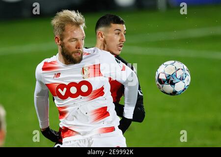 Standard's Joao Klauss De Mello and Seraing's Yahya Nadrani fight for the ball during a soccer game between RFC Seraing (1B second division) and Stand Stock Photo