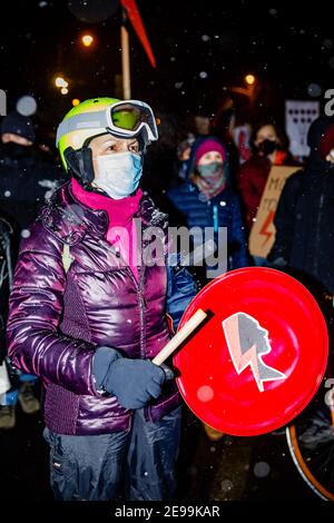 Cracow, Lesser Poland, Poland. 29th Jan, 2021. A protester wearing a protective helmet banging a pan during the demonstrations.After Polish Constitutional Court verdict that came into effect on Jan 27th, to implement one of the most restrictive anti-abortion laws in Europe, hundreds of Poles took the streets in all major cities. Protests were organized by the Women's Strike. Credit: Filip Radwanski/SOPA Images/ZUMA Wire/Alamy Live News Stock Photo