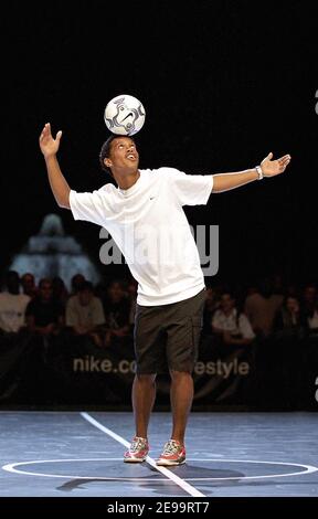 Brazil's soccer player Ronaldinho Gaucho during Nike Freestyle event at La Vilette in Paris, France on August 2001. Photo by Christope Guibbaud/Cameleon/ABACAPRESS.COM Stock Photo - Alamy
