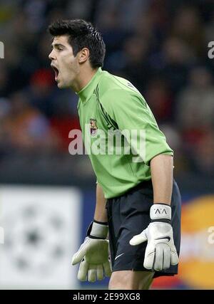 Barcelona's goalkeeper Victor Valdes during the UEFA Champions League Semi-Final First Leg, AC Milan vs Barcelona in Milan, Italy, on April 18, 2006. Barcelona won 1-0. Photo by Christian Liewig/ABACAPRESS.COM Stock Photo