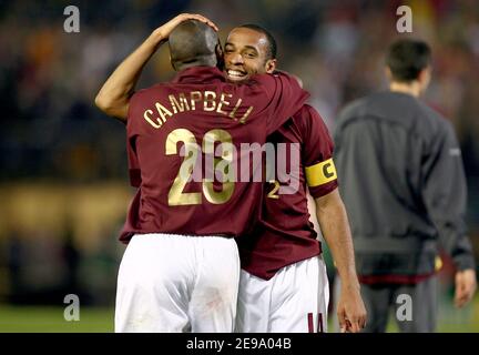 Arsenal's Thierry Henry and Sol Campbell celebrete at the end of the game during the UEFA Champions League Semi-Final Second Leg, Villarreal vs Arsenal at the 'El Madriga' Stadium, in Villareal, Spain, on April 25, 2006. The game ended in draw 0-0 and Arsenal is qualified for the final. Photo by Christian Liewig/ABACAPRESS.COM Stock Photo