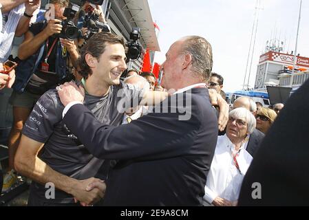 King Juan Carlos of Spain hugs McLaren test driver Spain's Pedro de la Rosa during his visit to the Spanish Formula 1 Grand Prix held on the Catalunya track near Barcelona, Spain on May 14, 2006. Photo by Patrick Bernard/ABACAPRESS.COM Stock Photo