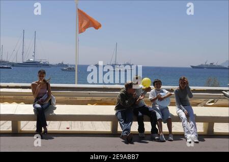 Atmosphere picture along the Croisette during the 59th Film Festival of Cannes, France on May 20, 2006. Photo by Axelle de Russe/ ABACAPRESS.COM Stock Photo